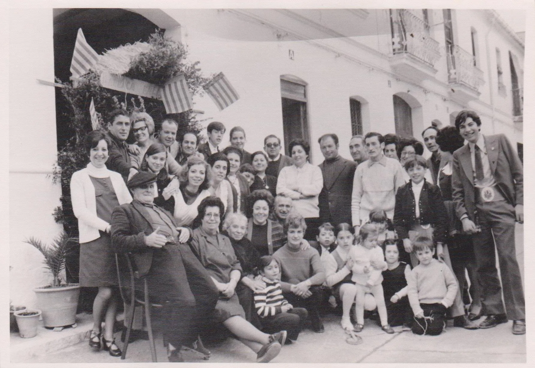 Niños en la calle del río con una fallica improvisada