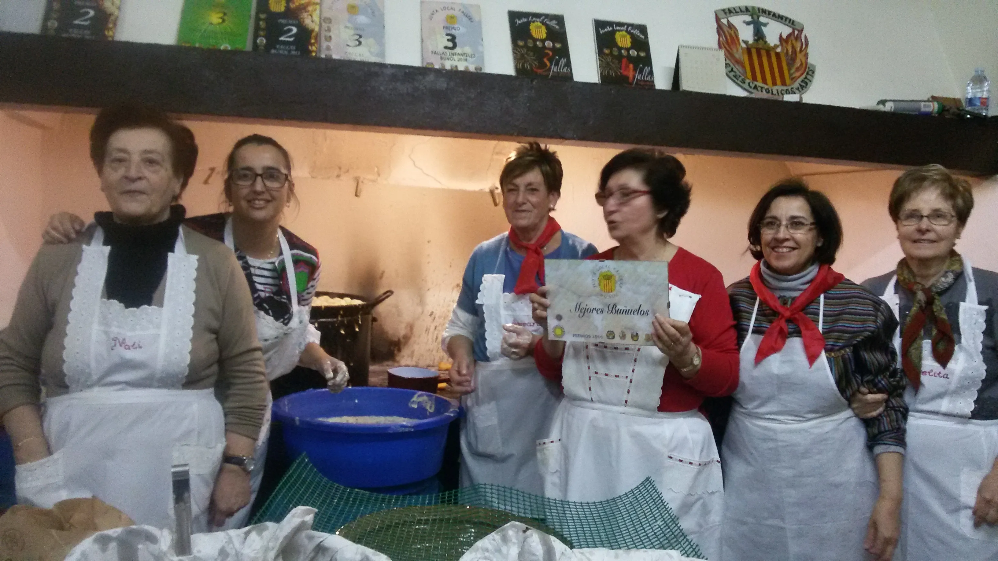 Interior de un barracón con falleros reunidos